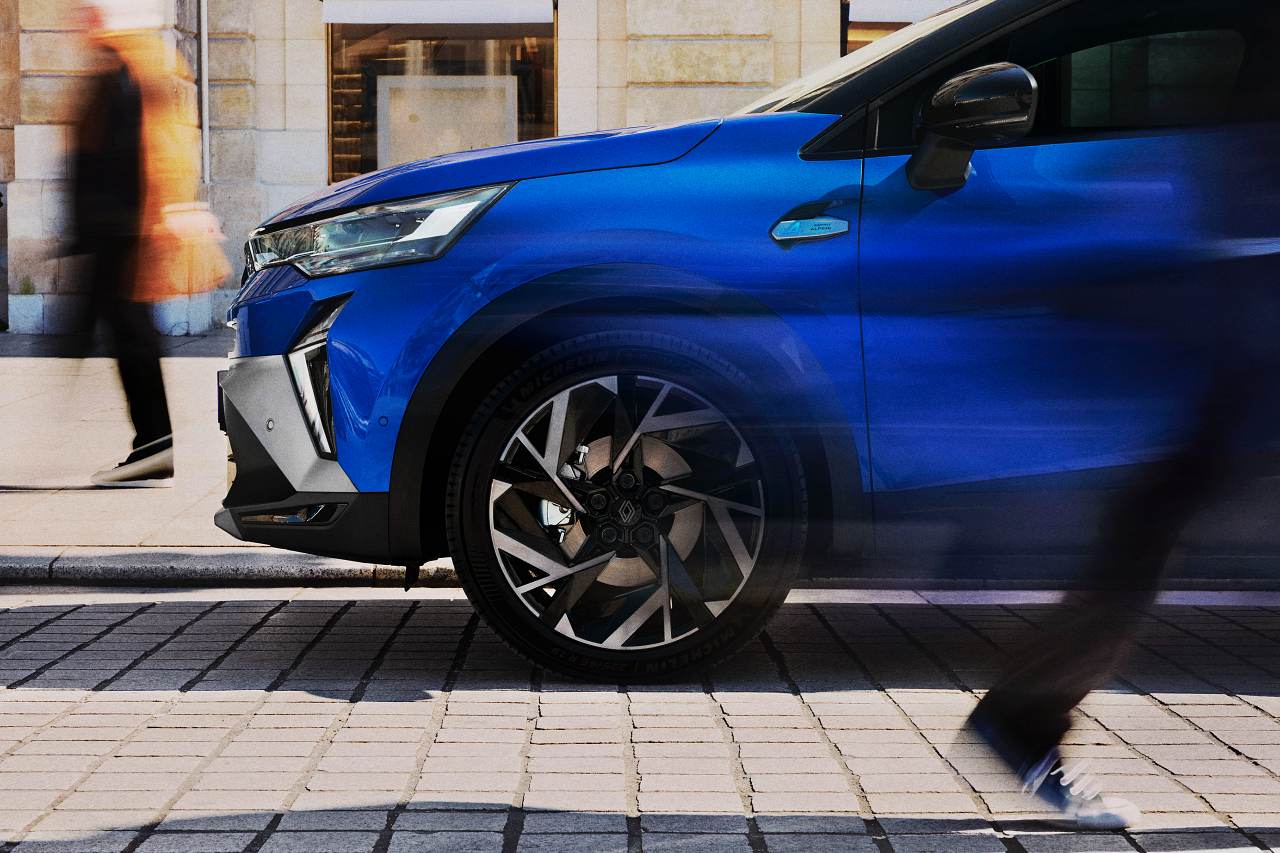 ルノー、コンパクトSUV『キャプチャー』を改良。新フェイスに“エスプリ・アルピーヌ”も導入