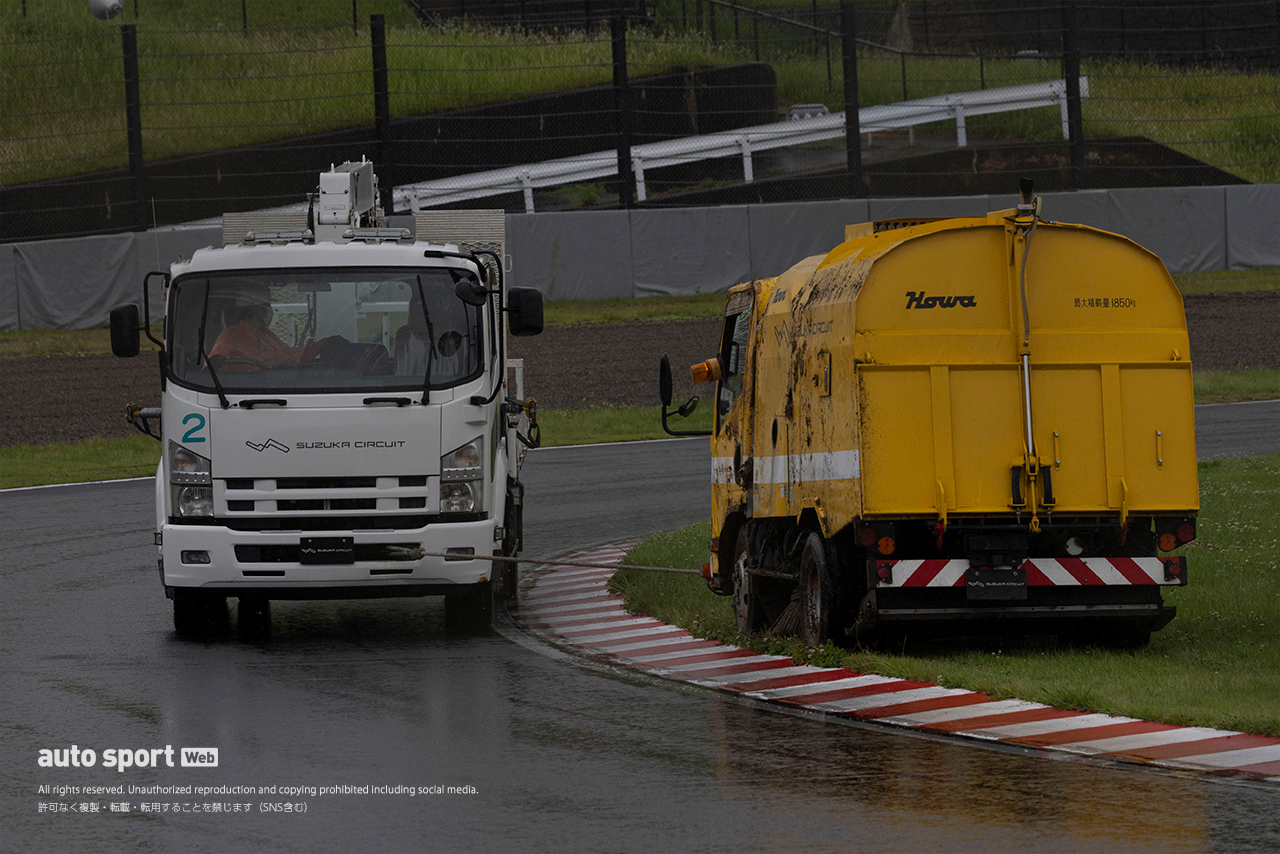 雨天のなか2025鈴鹿8耐合同テストがスタート。午前には赤旗中断中に清掃車両が横転する珍事発生でスケジュールが変更に
