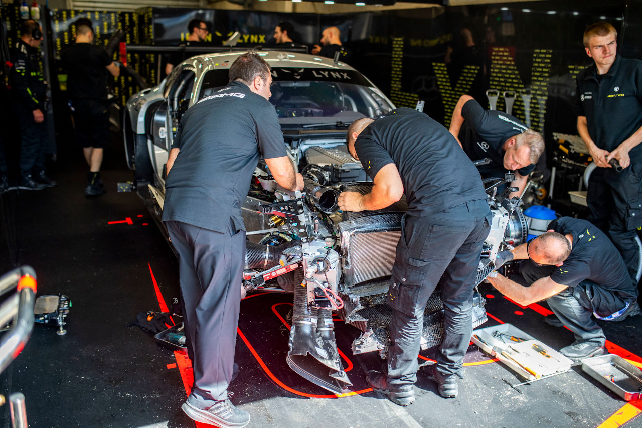 特別“塗装”のAMGは残り2台に。FP1でクラッシュのアイアン・リンクス、63号車のシャシーを交換