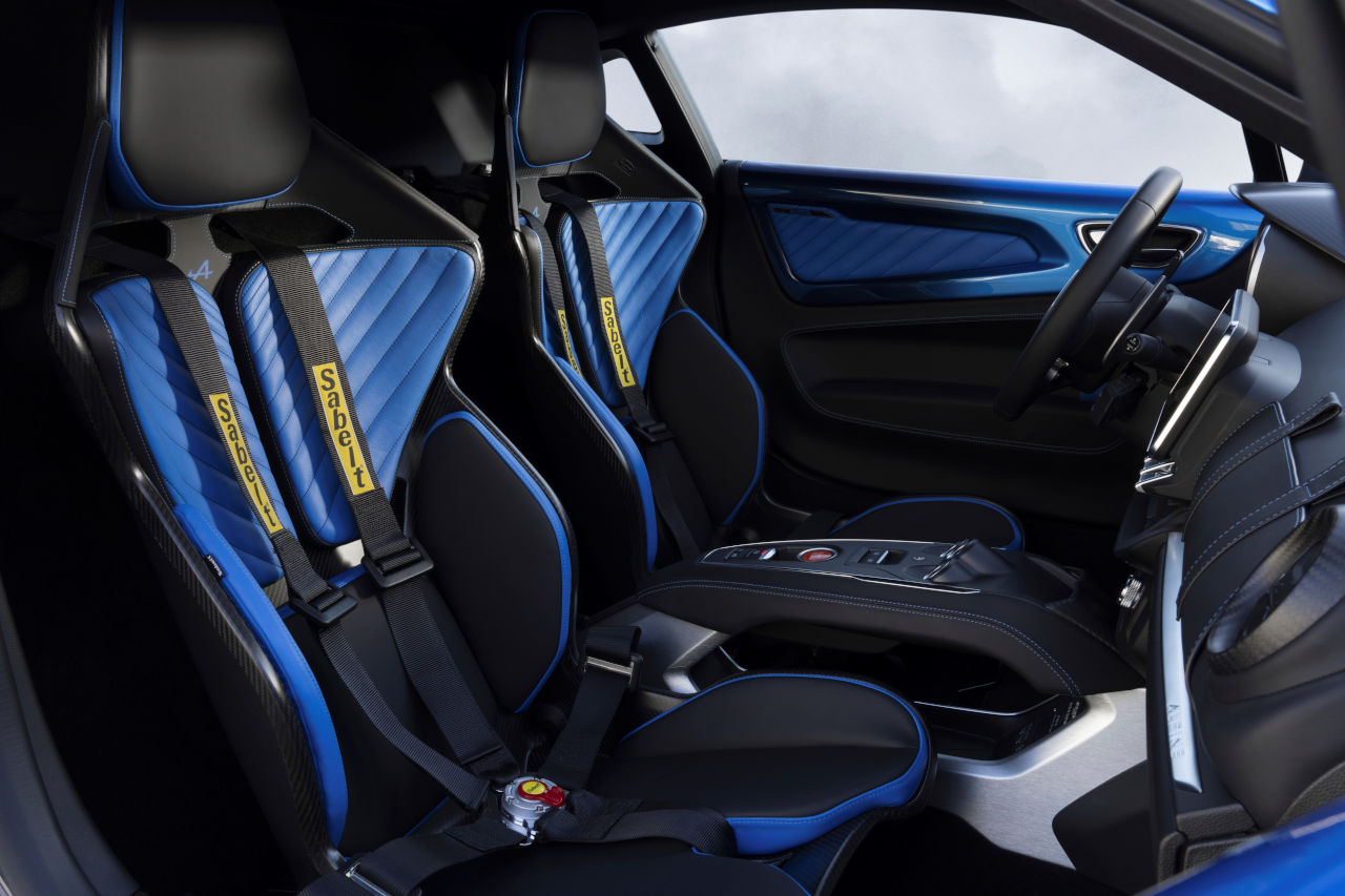アルピーヌ最高峰の限定モデル『A110 Rウルティム』受注開始。特別な内外装奢る“ラ・ブルー”も登場