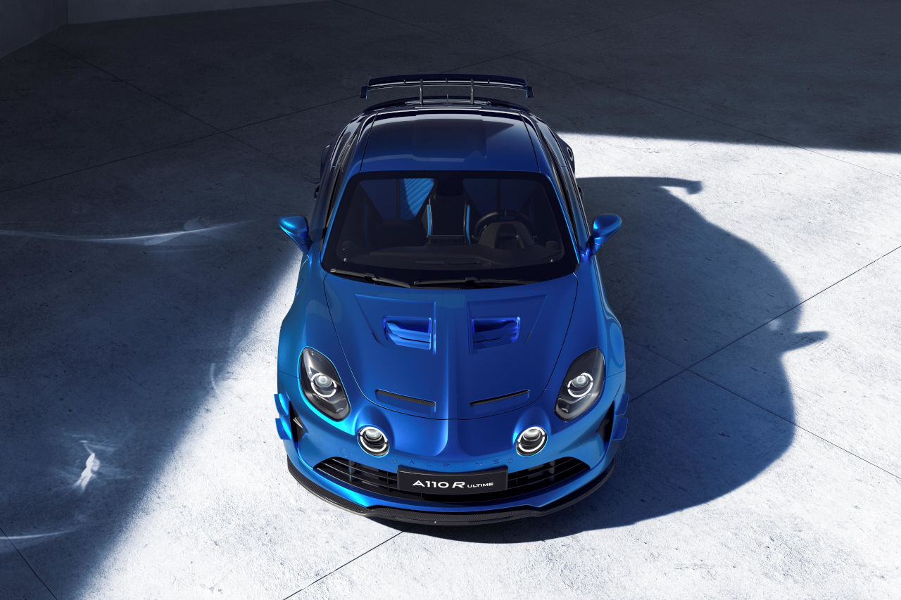 アルピーヌ最高峰の限定モデル『A110 Rウルティム』受注開始。特別な内外装奢る“ラ・ブルー”も登場