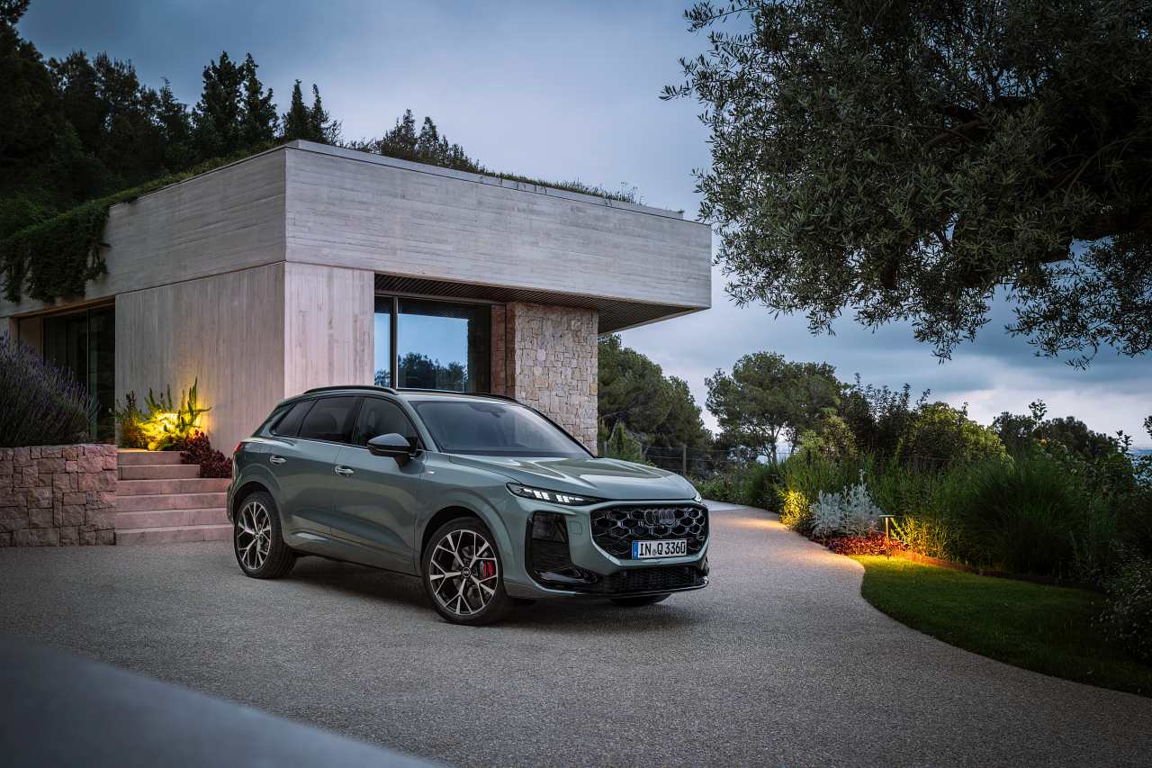 アウディ、ベストセラーSUV『Q3』を本国で刷新。上級モデル由来の運転支援やマイクロLEDを実装