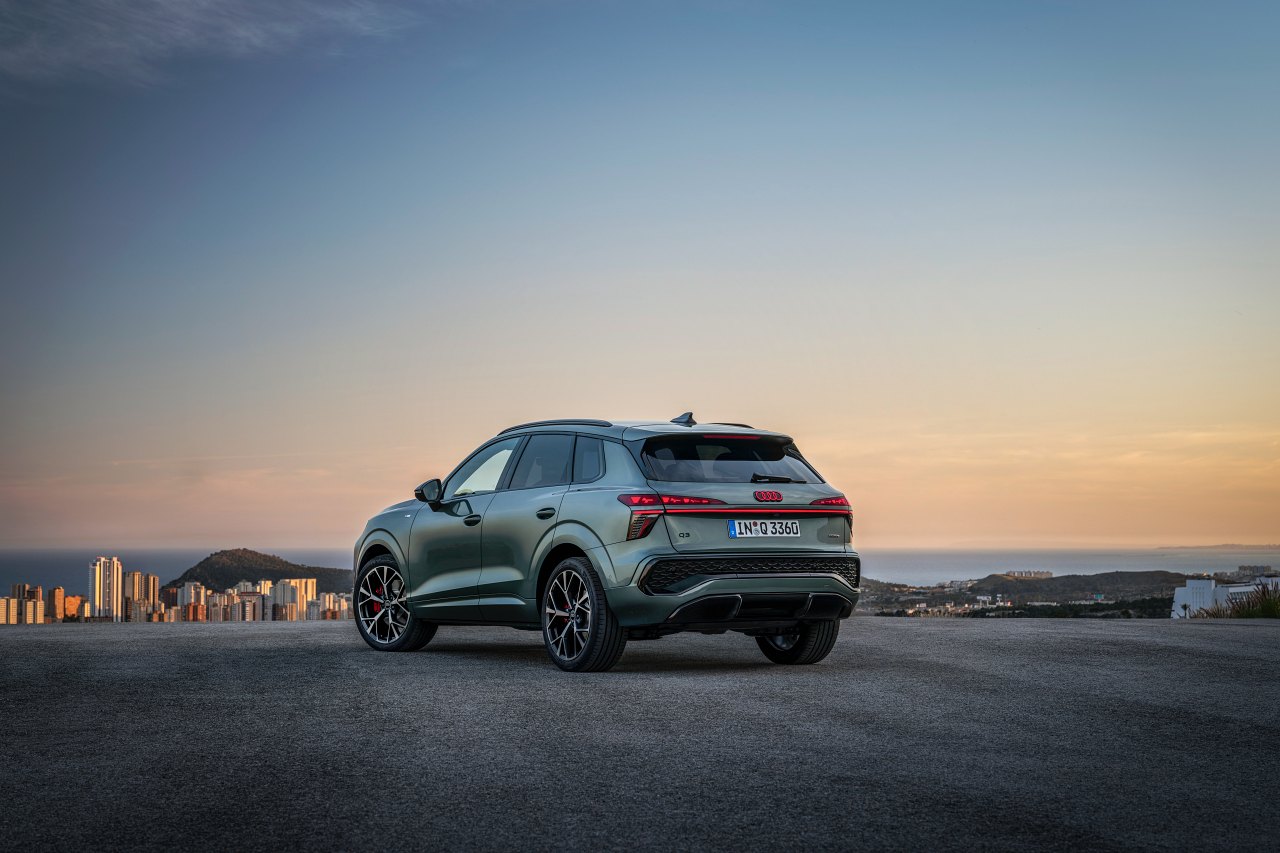 アウディ、ベストセラーSUV『Q3』を本国で刷新。上級モデル由来の運転支援やマイクロLEDを実装