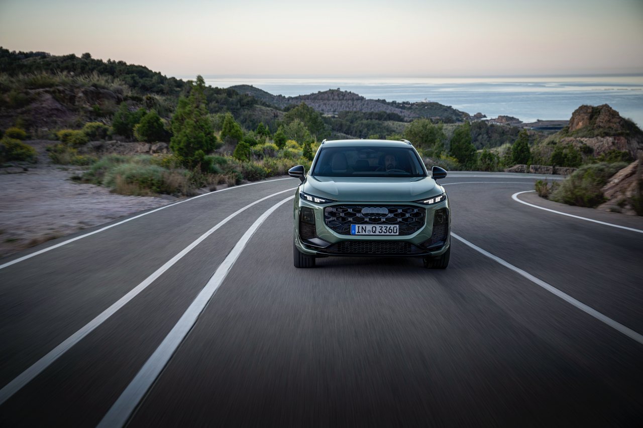 アウディ、ベストセラーSUV『Q3』を本国で刷新。上級モデル由来の運転支援やマイクロLEDを実装
