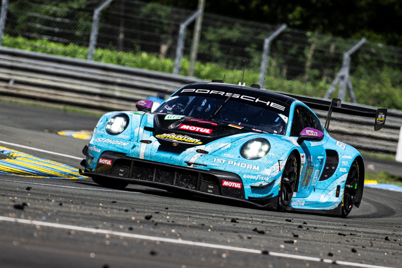 引退を考えていた41歳がル・マンで連覇達成。GTクラス6勝目のリヒャルト・リエツ「オファーをくれたマンタイに感謝」