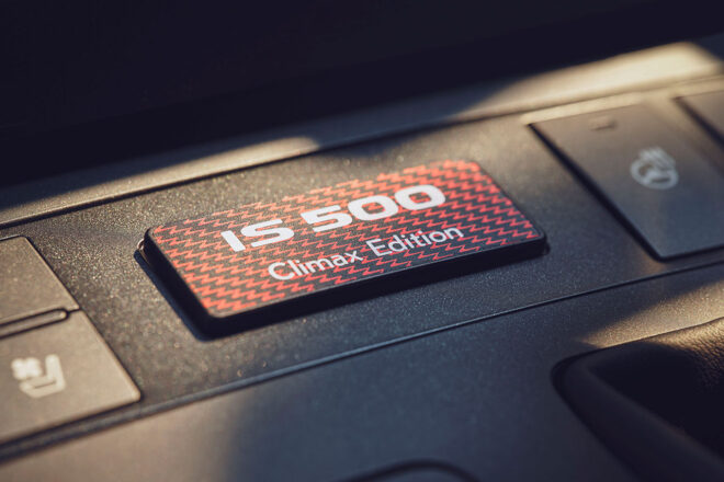 限定500台のレクサスIS500登場。足回り強化や軽量化に加え、ブレンボ製ブレーキやBBSホイールを採用