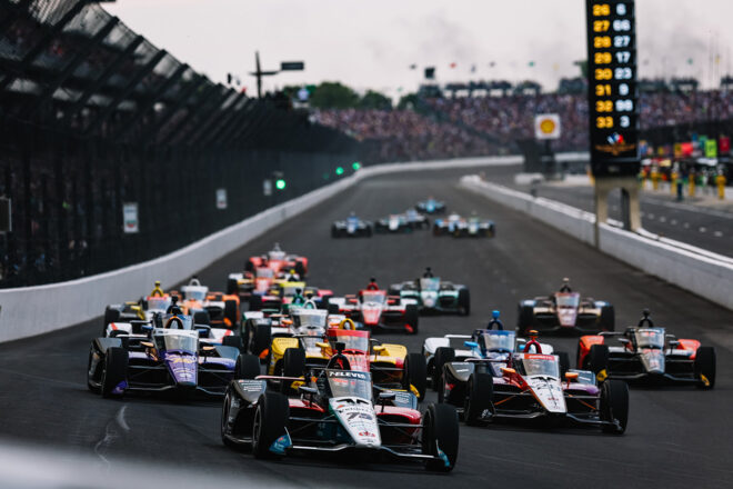 レースではハイブリッドシステムの使い方の幅はかなり狭かったようだ。外からのイメージでは、ロード／ストリートコースで使用できるP2P（プッシュ・トゥ・パス）のように使えそうだが、「全員が使える状態だと、結局そこでは差が生まれない。だから、常に満充電状態にしつつ、使える時には使うという感じでした。先頭でレースをリードしていた時は一度もリジェンとデプロイをしていません」（琢磨）。