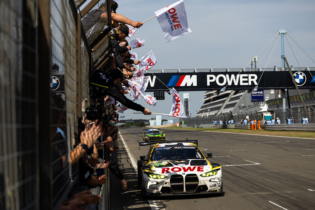 ローヴェBMWが総合優勝。トップチェッカーのマンタイは100秒ペナルティに泣く／第53回ニュル24時間