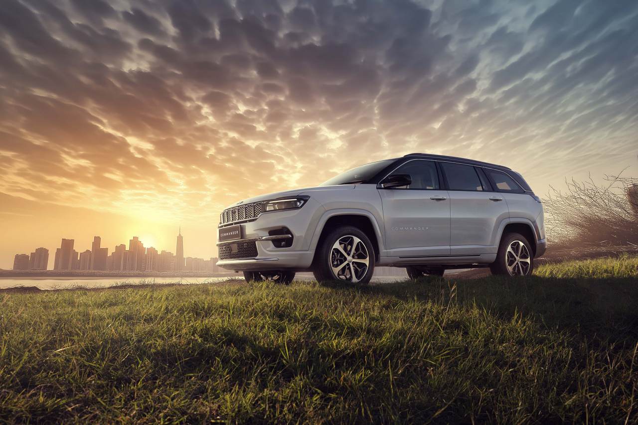 ジープ、都市型3列シートSUV『コマンダー』にプレミアムな装いの限定車“オーバーランド”を導入