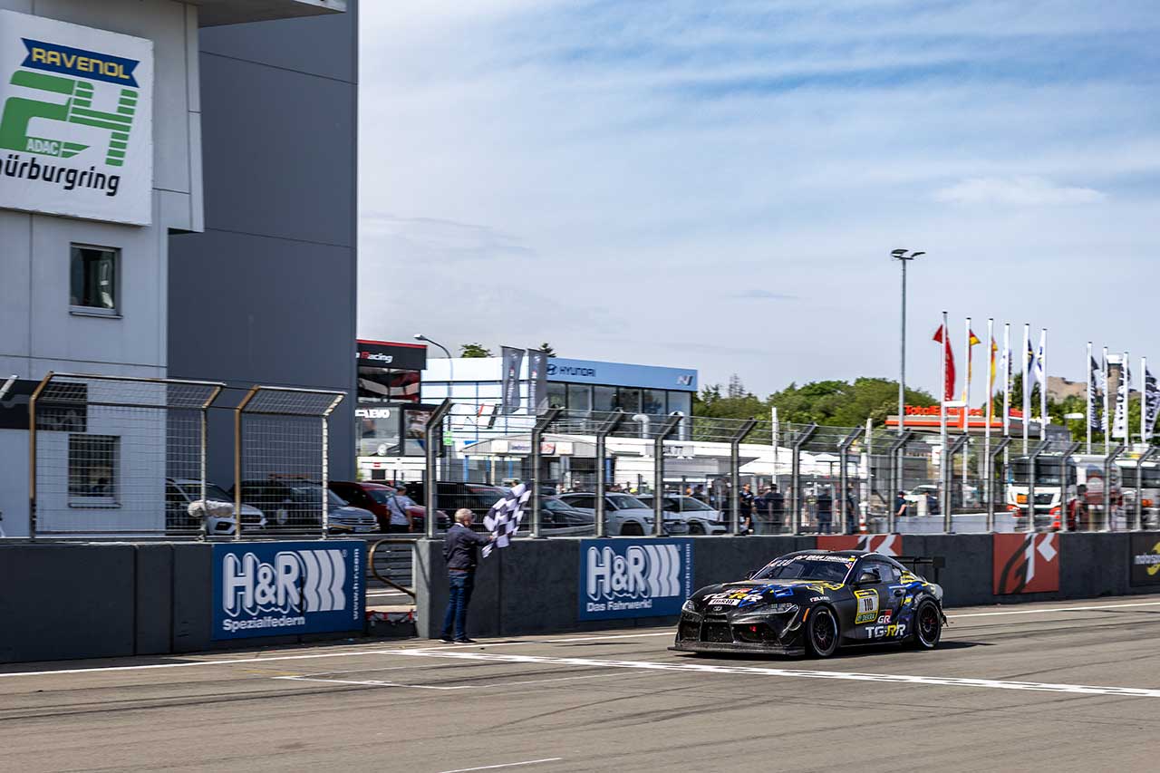 TGRRの2台がニュル24時間を完走。歴代最多周回のモリゾウ「成瀬さんを見て練習したことが役立った」