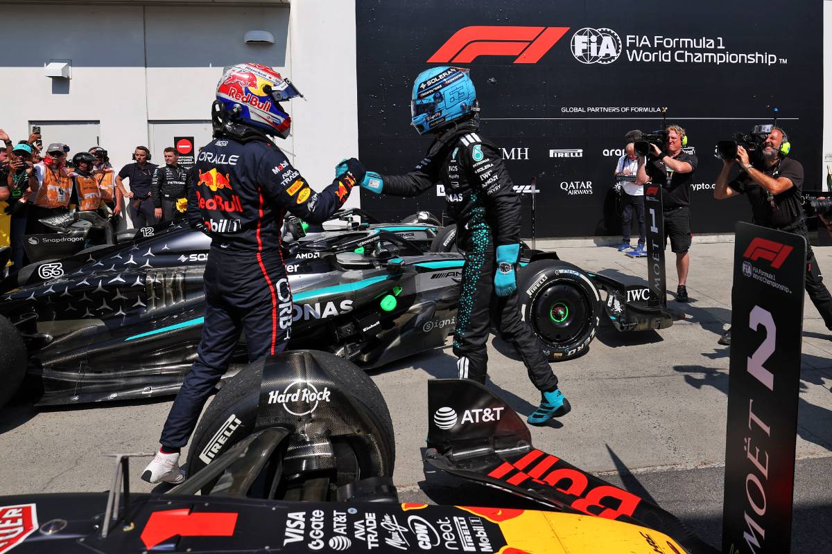 2025年F1第10戦カナダGP　優勝したジョージ・ラッセル（メルセデス）を祝福するマックス・フェルスタッペン（レッドブル）