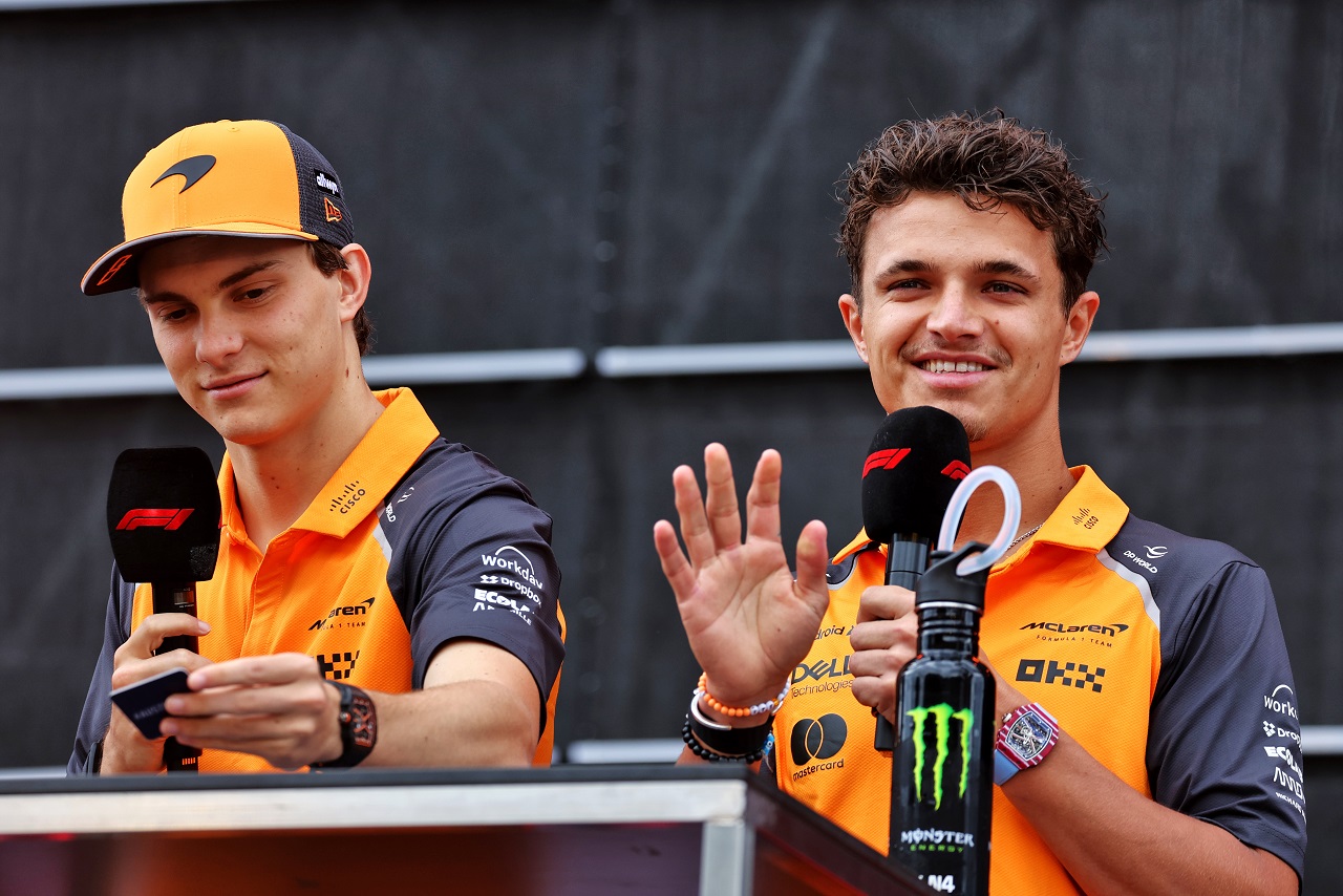 マクラーレンF1 支給 レインジャケット ノリス ピアストリ サインツ マクラーレンF1 支給 レインジャケット ノリス ピアストリ