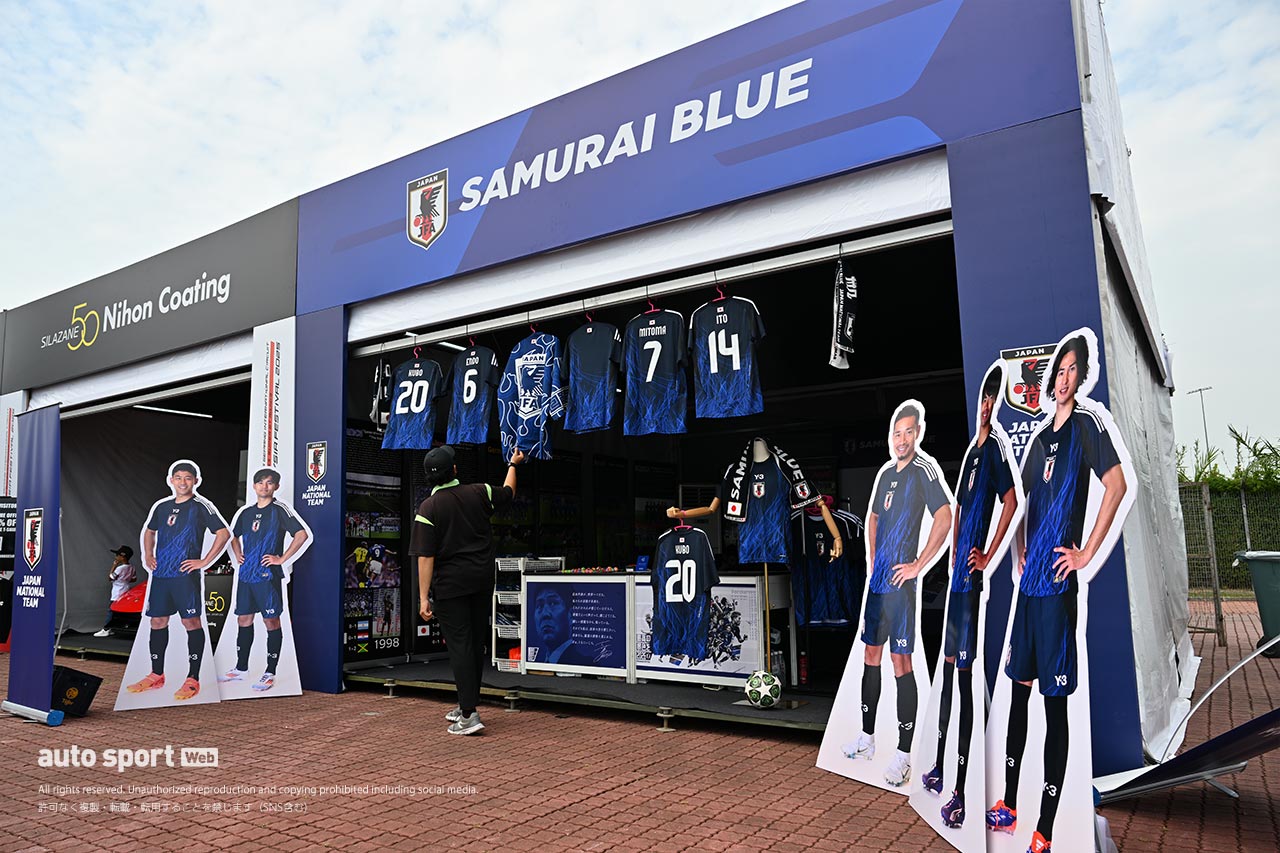 スーパーGT第3戦セパンのスタンド裏にサッカー日本代表のブースが登場。海外初出展でアジアでの人気を確認