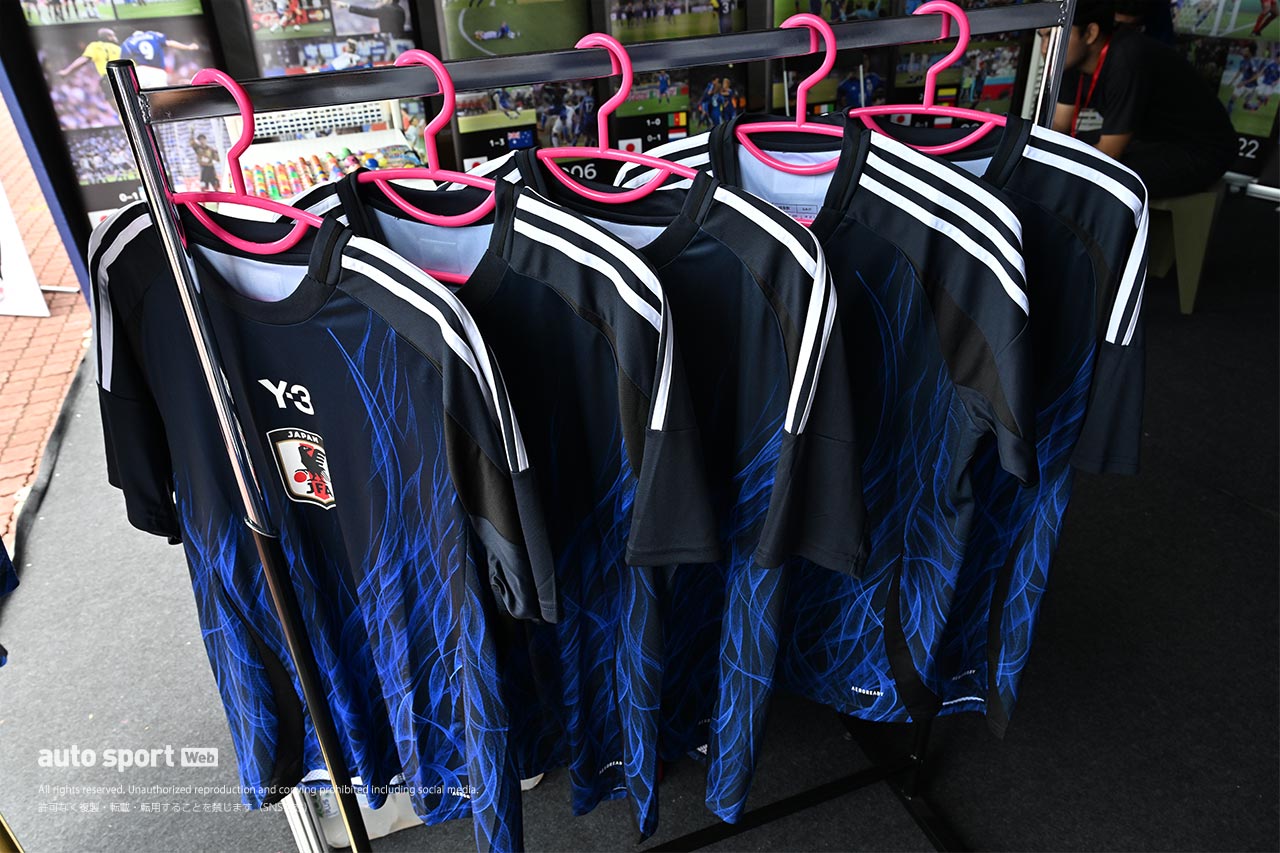 スーパーGT第3戦セパンのスタンド裏にサッカー日本代表のブースが登場。海外初出展でアジアでの人気を確認