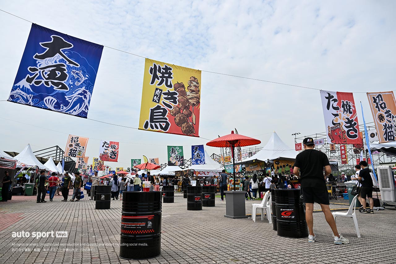 スーパーGT第3戦セパンのスタンド裏にサッカー日本代表のブースが登場。海外初出展でアジアでの人気を確認