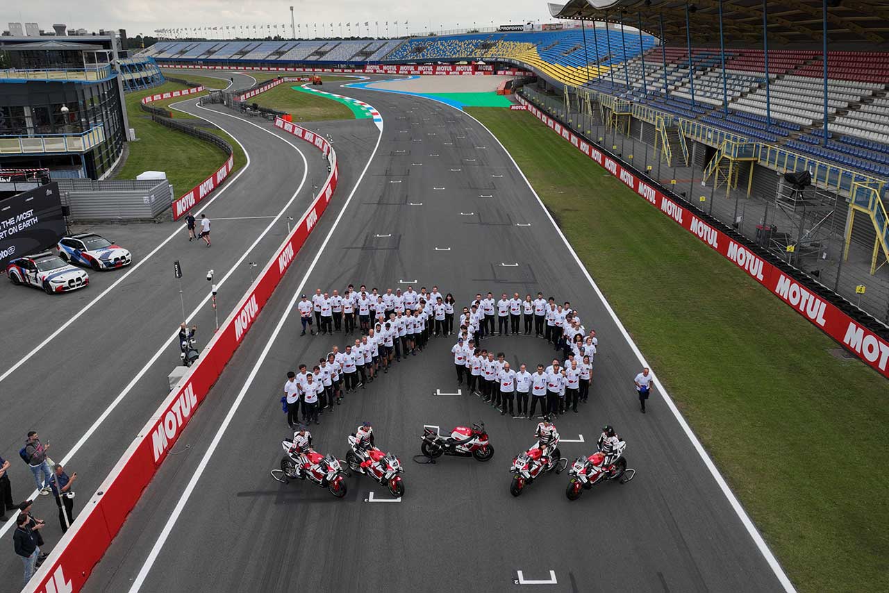 ヤマハMotoGP、第10戦オランダGP決勝は70周年記念カラーで参戦。ツナギは1999年の芳賀紀行デザインに