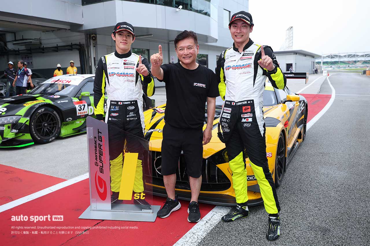 優勝を喜ぶ野村勇斗／石田誠監督／小林崇志（UPGARAGE AMG GT3）