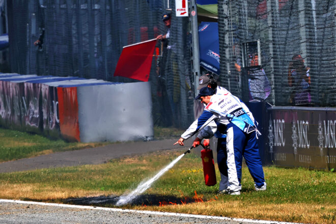 2025年F1第11戦オーストリアGP　Q2で発生した芝生火災の様子