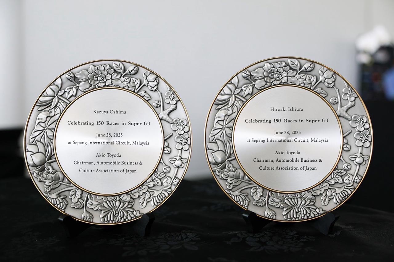 スーパーGT参戦150戦の石浦、大嶋、松田、200戦の立川監督に第3戦セパンで日本自動車会議所豊田章男会長から記念プレート贈呈