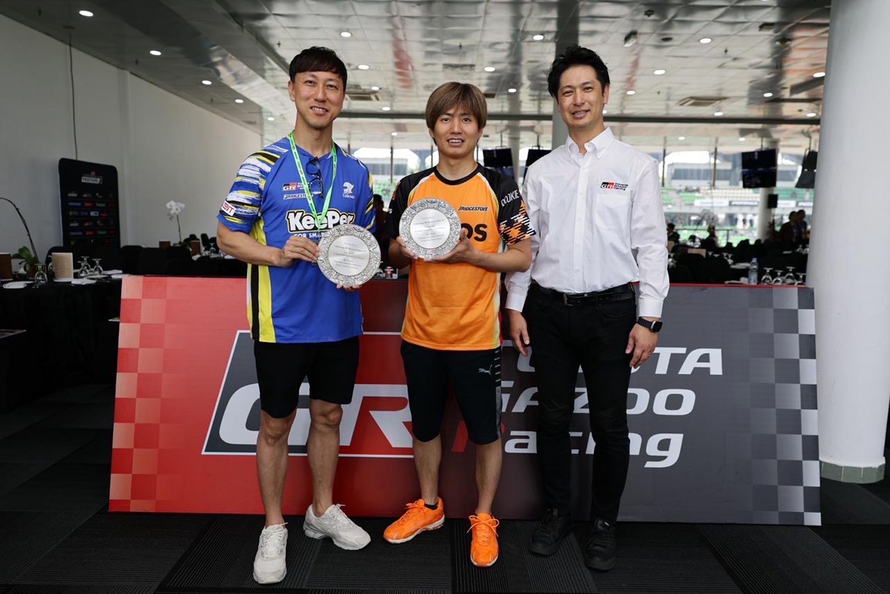 スーパーGT参戦150戦の石浦、大嶋、松田、200戦の立川監督に第3戦セパンで日本自動車会議所豊田章男会長から記念プレート贈呈