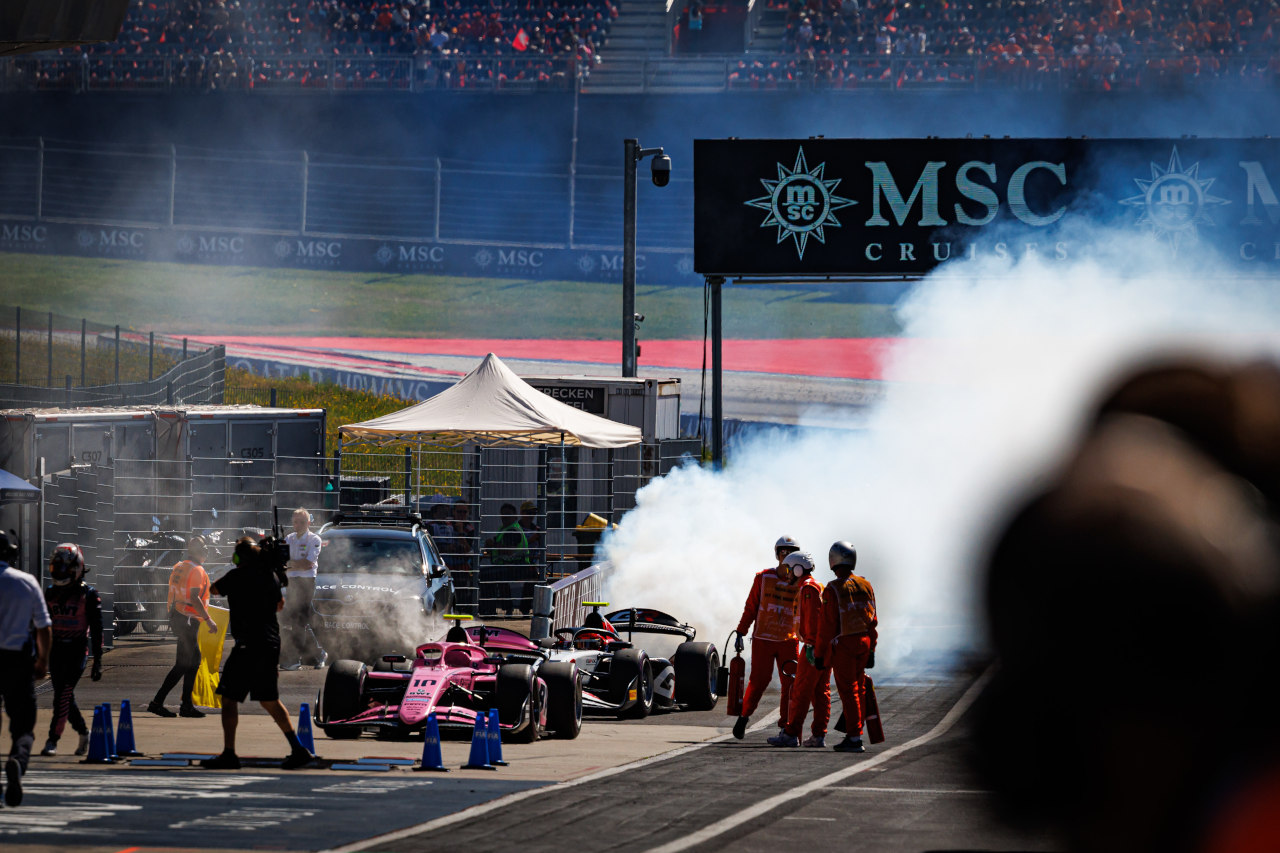 2025年FIA F2第7戦シュピールベルク　オープニングラップ後のピットレーンの様子