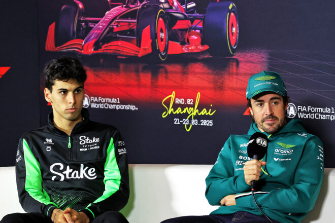 2025年F1第2戦中国GP　フェルナンド・アロンソ（アストンマーティン）とガブリエル・ボルトレート（キック・ザウバー）