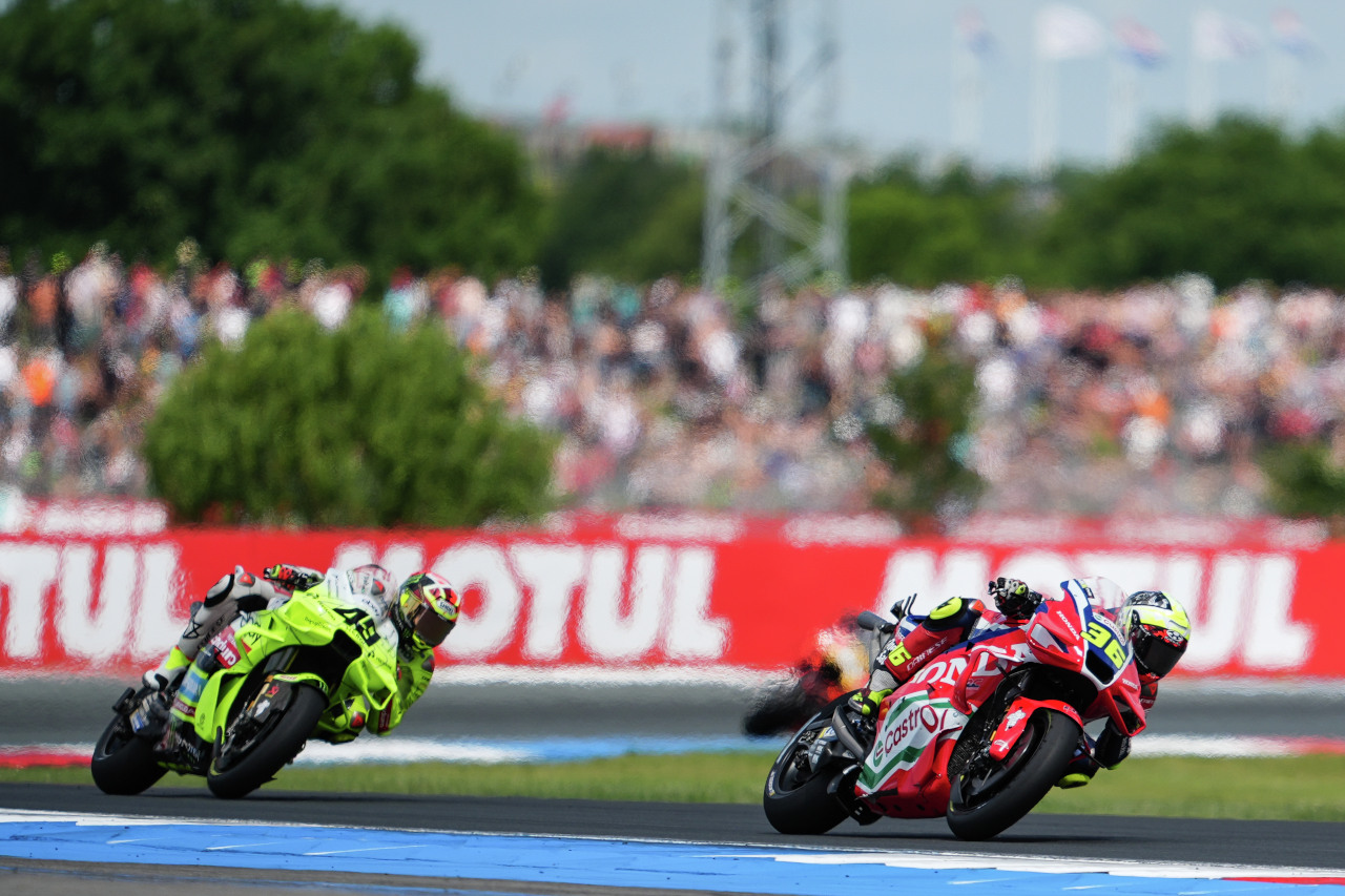 好ペース発揮も転倒車両を避けきれずクラッシュ「まだかなりの痛みがある」とミル／第10戦オランダGP