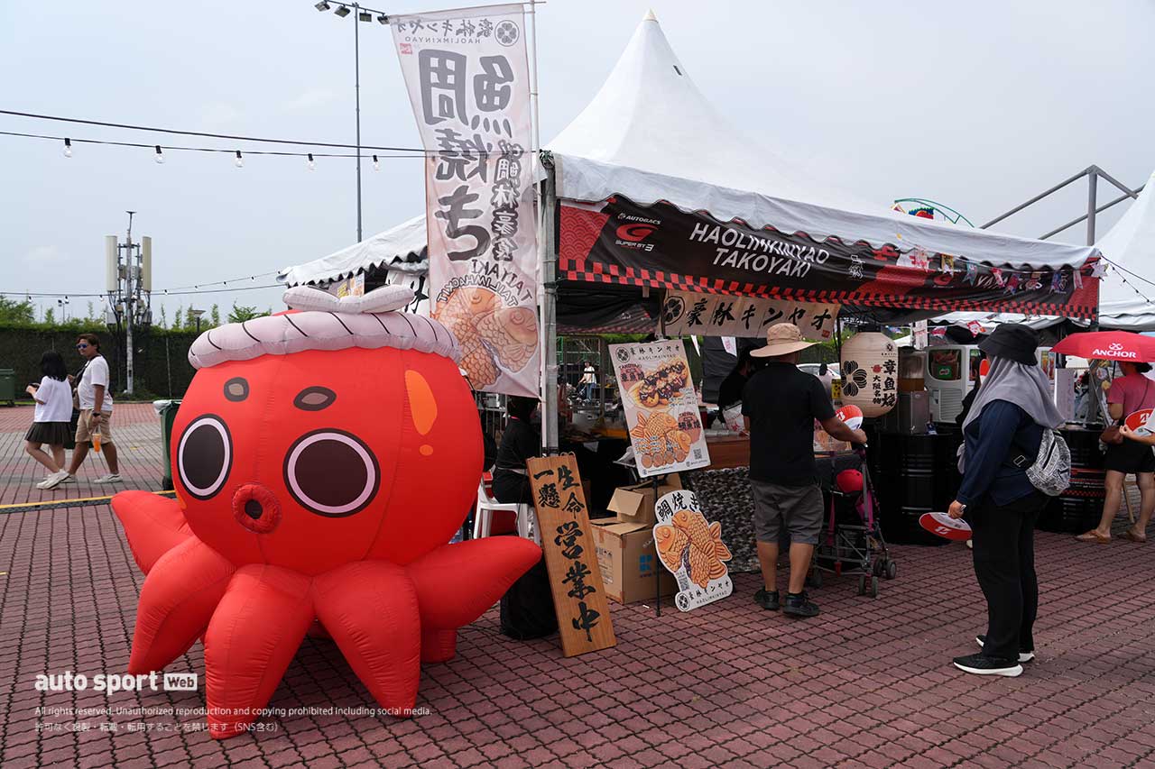 マレーシア・セパンに日本語看板やJDMカスタムカーがズラリ。スーパーGT第3戦で『日本祭り』が盛り上がる