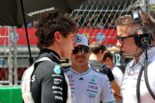 ピーター・ボニントンとともにアンドレア・キミ・アントネッリに付き添うバルテリ・ボッタス（メルセデス）
