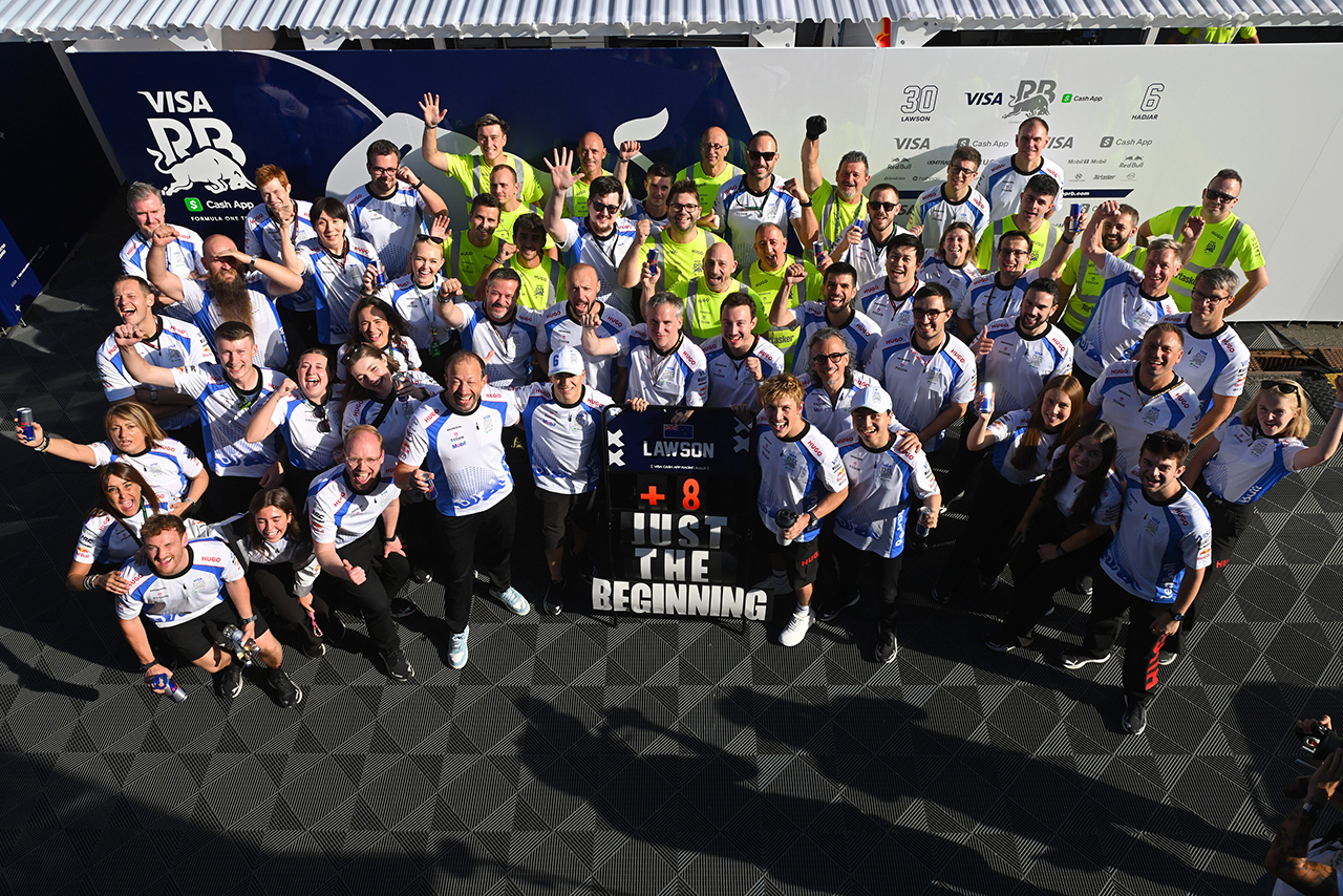 2025年F1第11戦オーストリアGP　リアム・ローソンの6位入賞／8点獲得を祝うレーシングブルズ