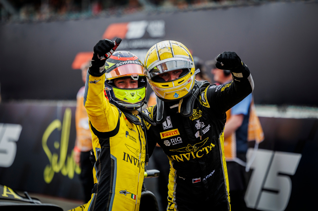 2025年FIA F2第8戦シルバーストン　スプリントレース勝者のフォルナローリと3位を獲得したスタネ