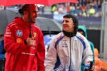 ルイス・ハミルトン（フェラーリ）とアイザック・ハジャー（レーシングブルズ）