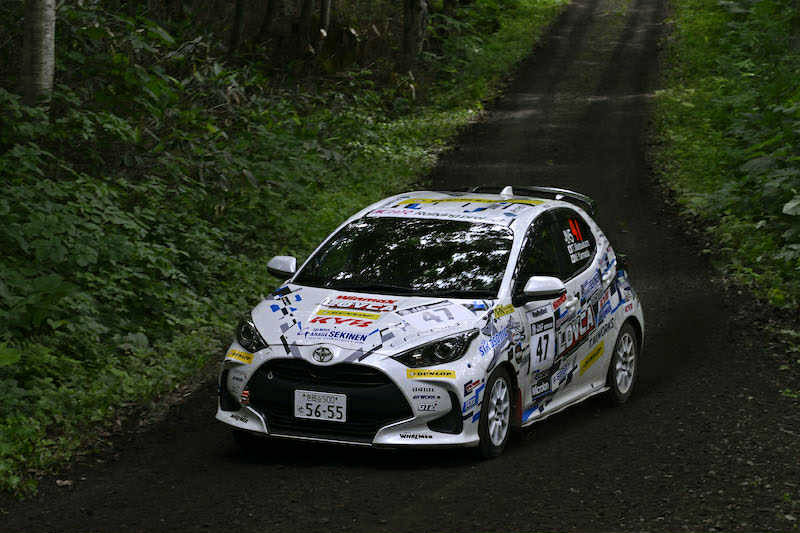 最高峰で5年ぶり、GRヤリス・ラリー2では初。奴田原文雄が波乱のラリー・カムイで優勝飾る／全日本ラリー第5戦