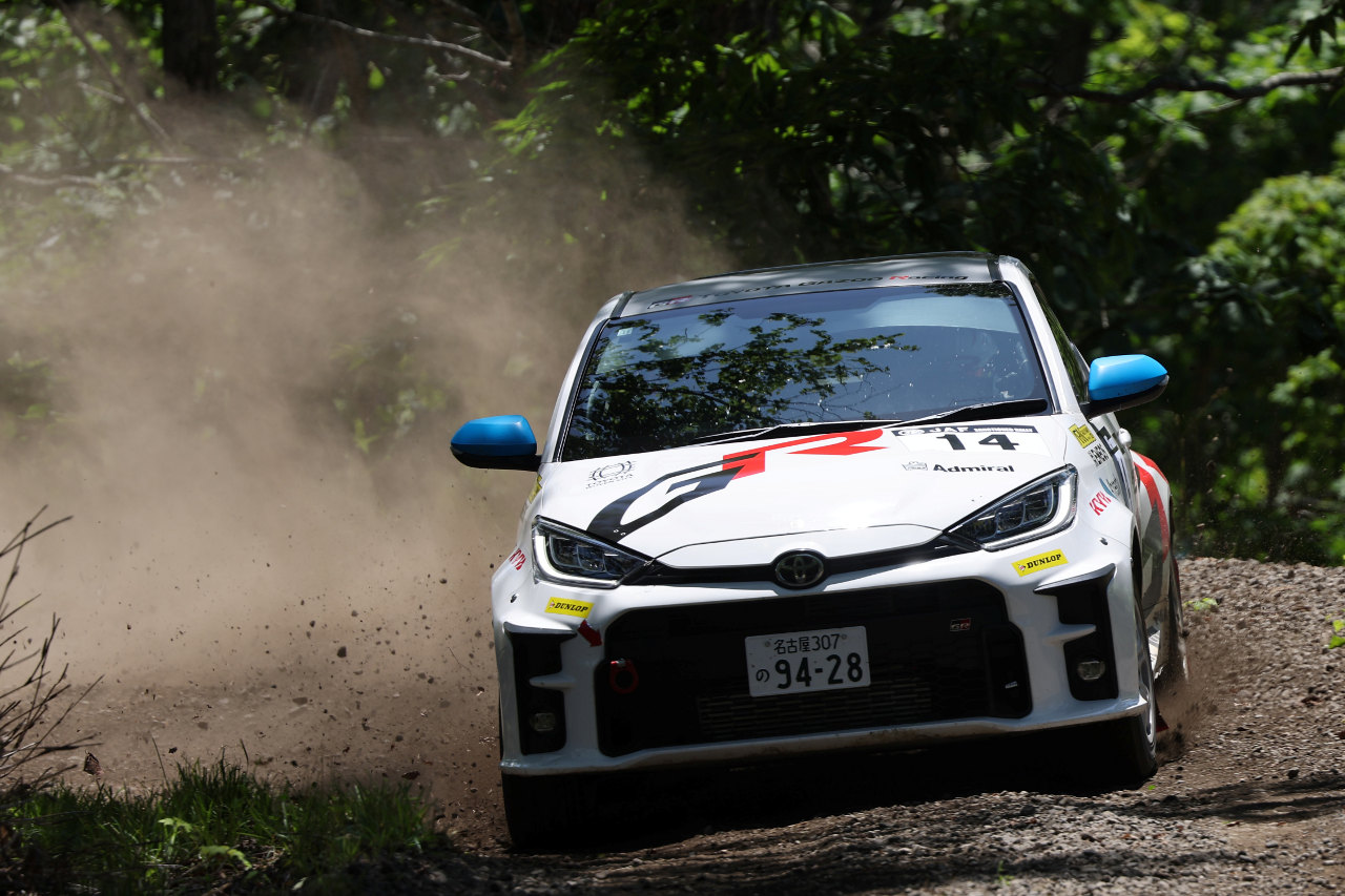 他を圧倒した大竹直生がMCCの連勝継続。平川真子も初グラベルで無事完走／JRC第5戦ラリー・カムイ