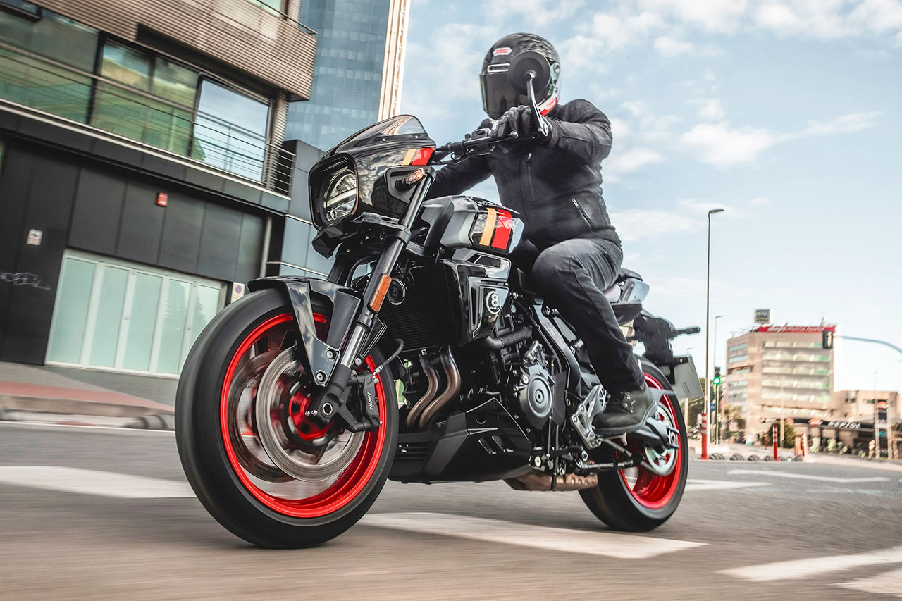 スズキ、新型ストリートバイク『GSX-8T』『GSX-8TT』を発表