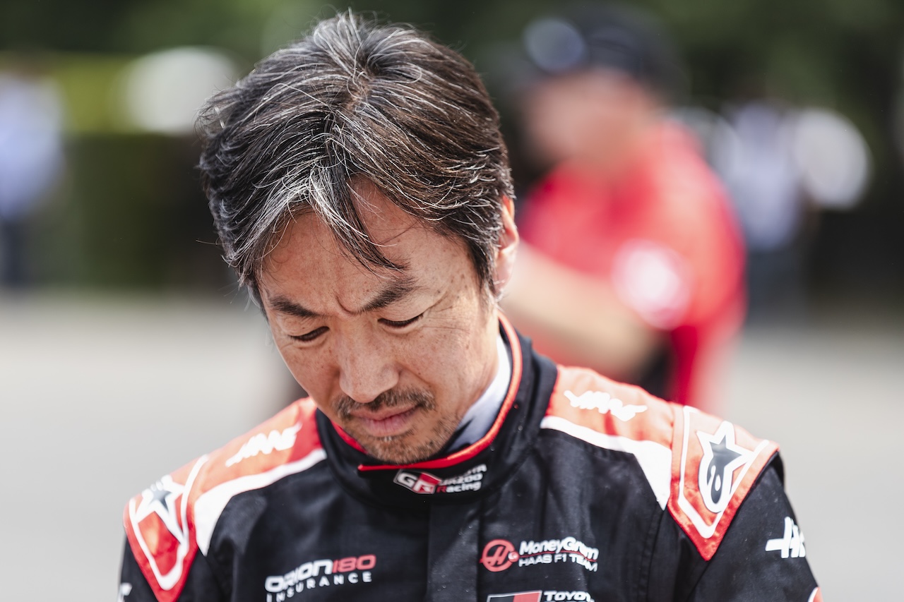 ニューウェイの鋭い眼光ふたたび／小松礼雄代表とブラピのF1デビュー【SNSピックアップ今週のF1界】