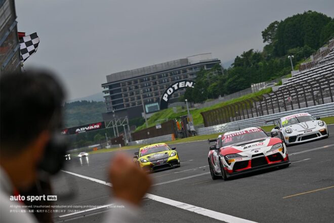 SROジャパンカップ第2ラウンド富士のレース1は白熱の戦いを制しseven x seven Racingが今季初優勝。渡会太一が殊勲