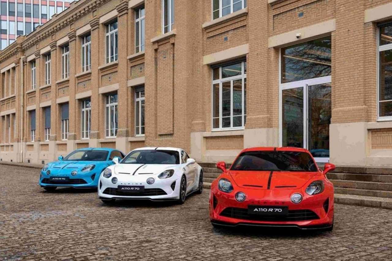 アルピーヌ、日本限定14台の“創業トリコロール”を採用した『A110』70周年記念特別モデルを設定