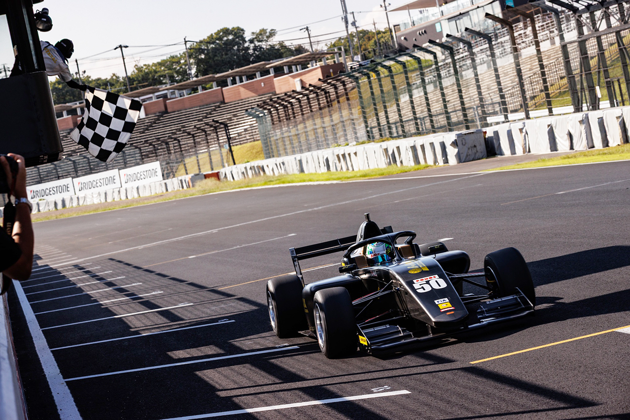 卜部和久選手（B-MAX RACING F111）