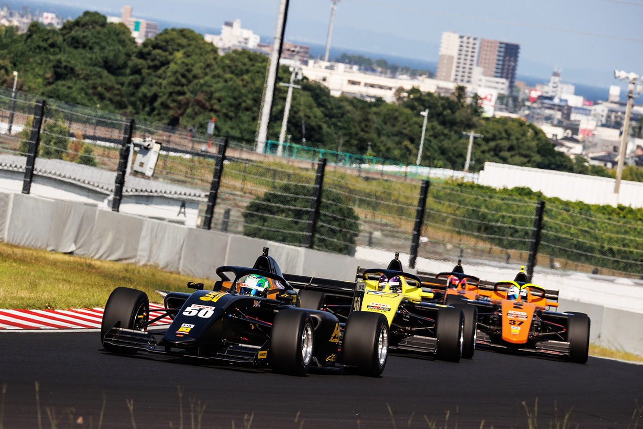 卜部和久選手（B-MAX RACING F111）