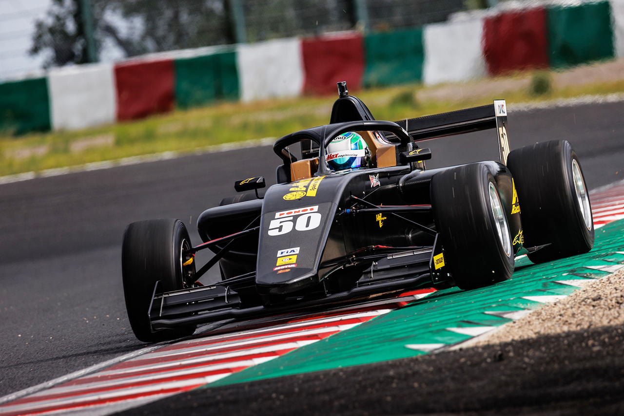 卜部和久選手（B-MAX RACING F111）