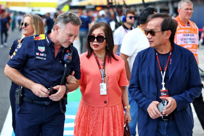 クリスチャン・ホーナー（レッドブルF1代表）とレッドブル社共同オーナーのチャルーム・ユーウィッタヤー夫妻