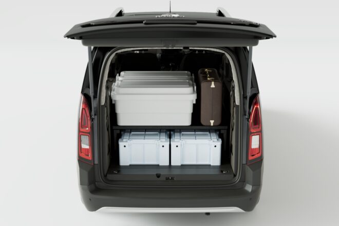フィアット、人気MPV『ドブロ』にロング+5シーター仕様の限定車“MAXI 5 Black Edition”を導入