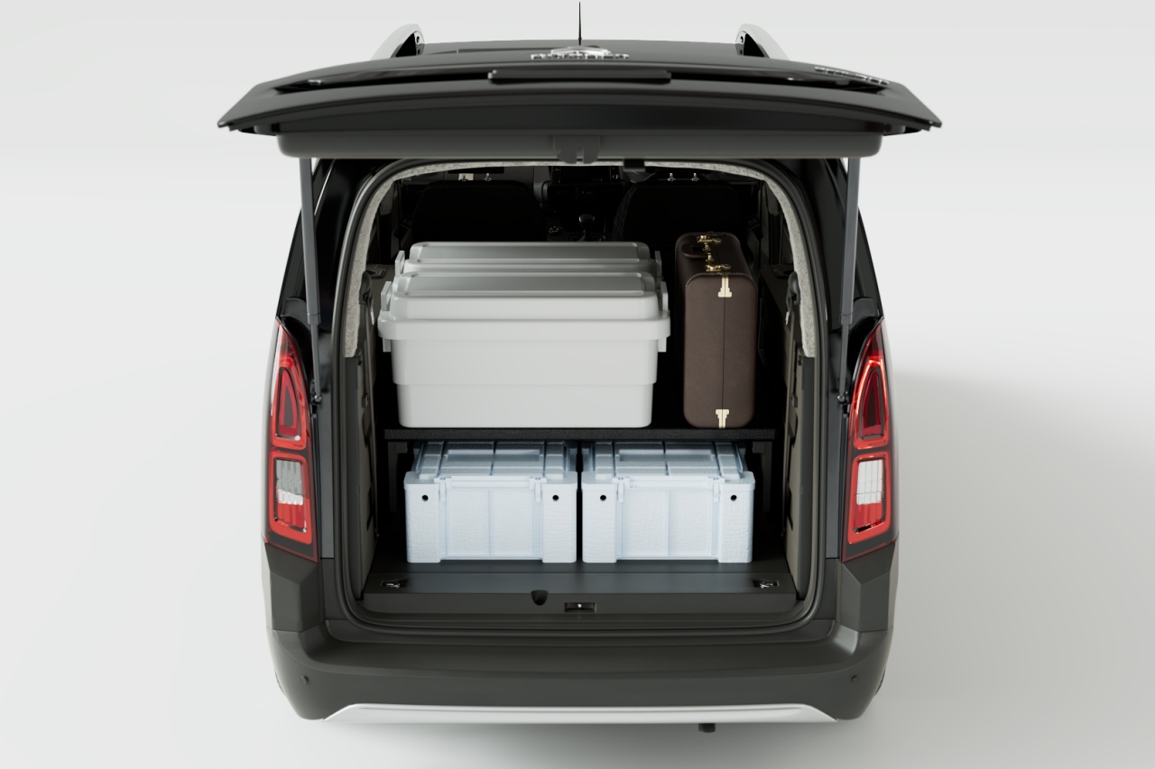 フィアット、人気MPV『ドブロ』にロング+5シーター仕様の限定車“MAXI 5 Black Edition”を導入