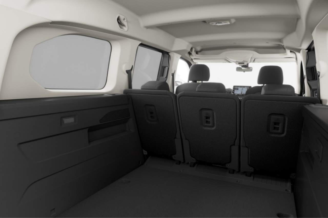 フィアット、人気MPV『ドブロ』にロング+5シーター仕様の限定車“MAXI 5 Black Edition”を導入