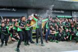 2025年F1第12戦イギリスGP　ニコ・ヒュルケンベルグ（キック・ザウバー）の3位表彰台を祝福