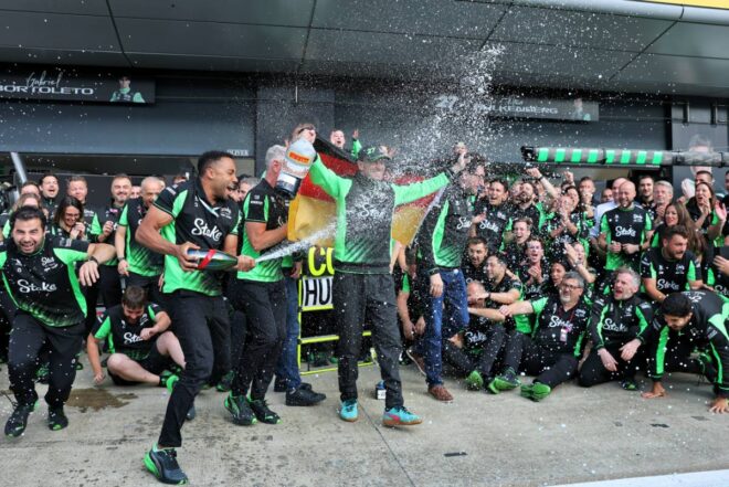 2025年F1第12戦イギリスGP　ニコ・ヒュルケンベルグ（キック・ザウバー）の3位表彰台を祝福