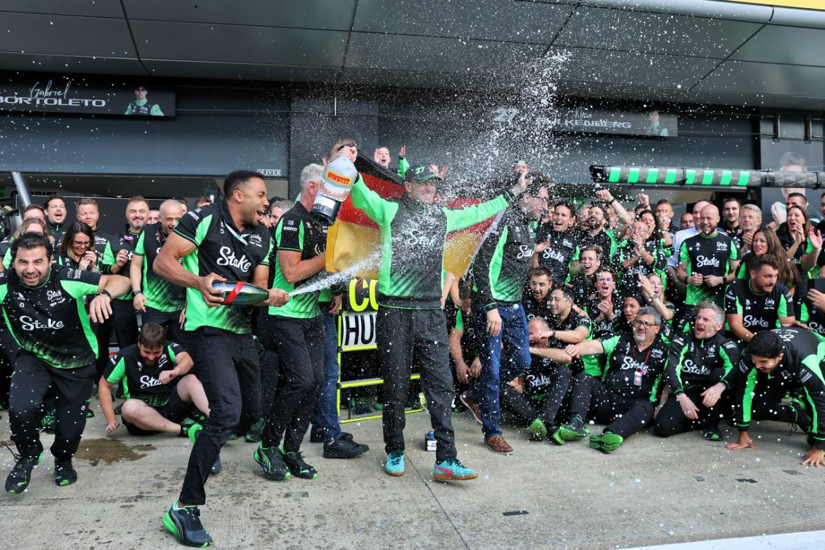 2025年F1第12戦イギリスGP　ニコ・ヒュルケンベルグ（キック・ザウバー）の3位表彰台を祝福
