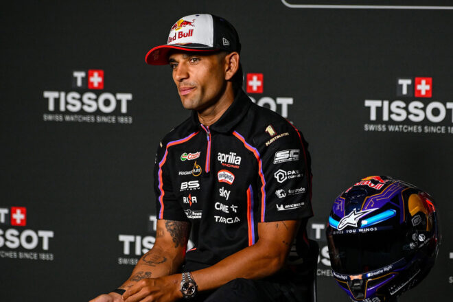 マルティン、2026年のアプリリア残留を正式発表。契約解除条項問題に終止符。ベゼッチとのコンビ継続へ