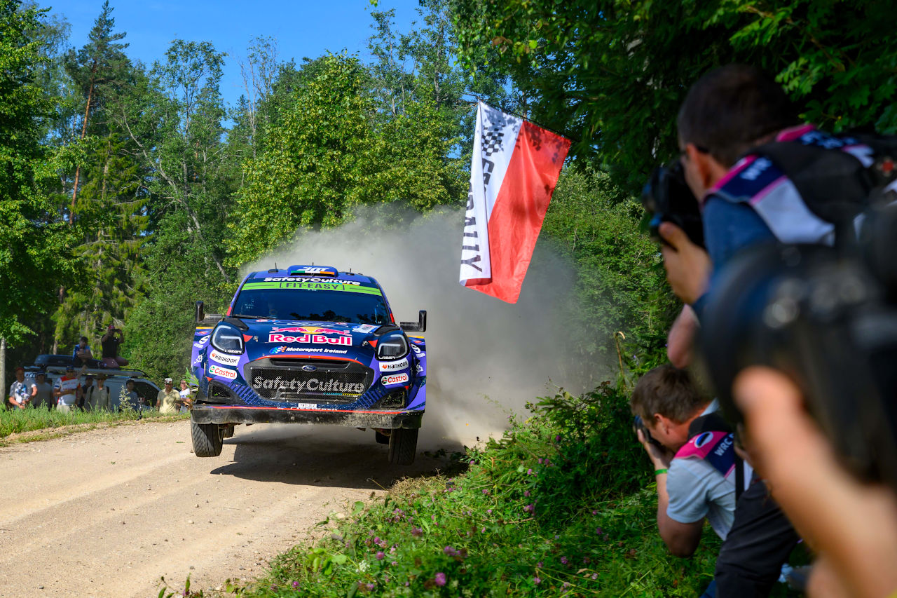 復帰戦での初優勝に現実味。ヒョンデ勢の2番手争いを尻目に、オリバー・ソルベルグがリード拡大／WRCエストニア・デイ3